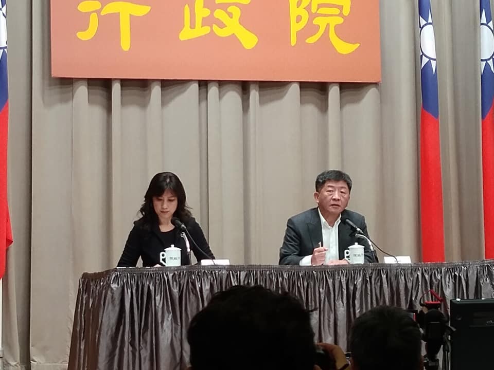 防疫指揮中心指揮官陳時中(右)。（王韋婷攝）