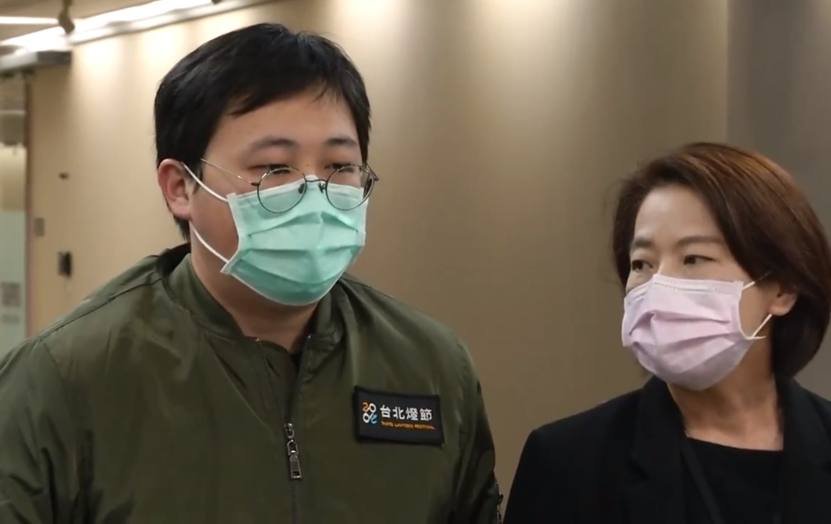 台北市副市長黃珊珊(右)及北市觀傳局局長劉奕霆說明台北市相關防疫作為。(北市府提供)