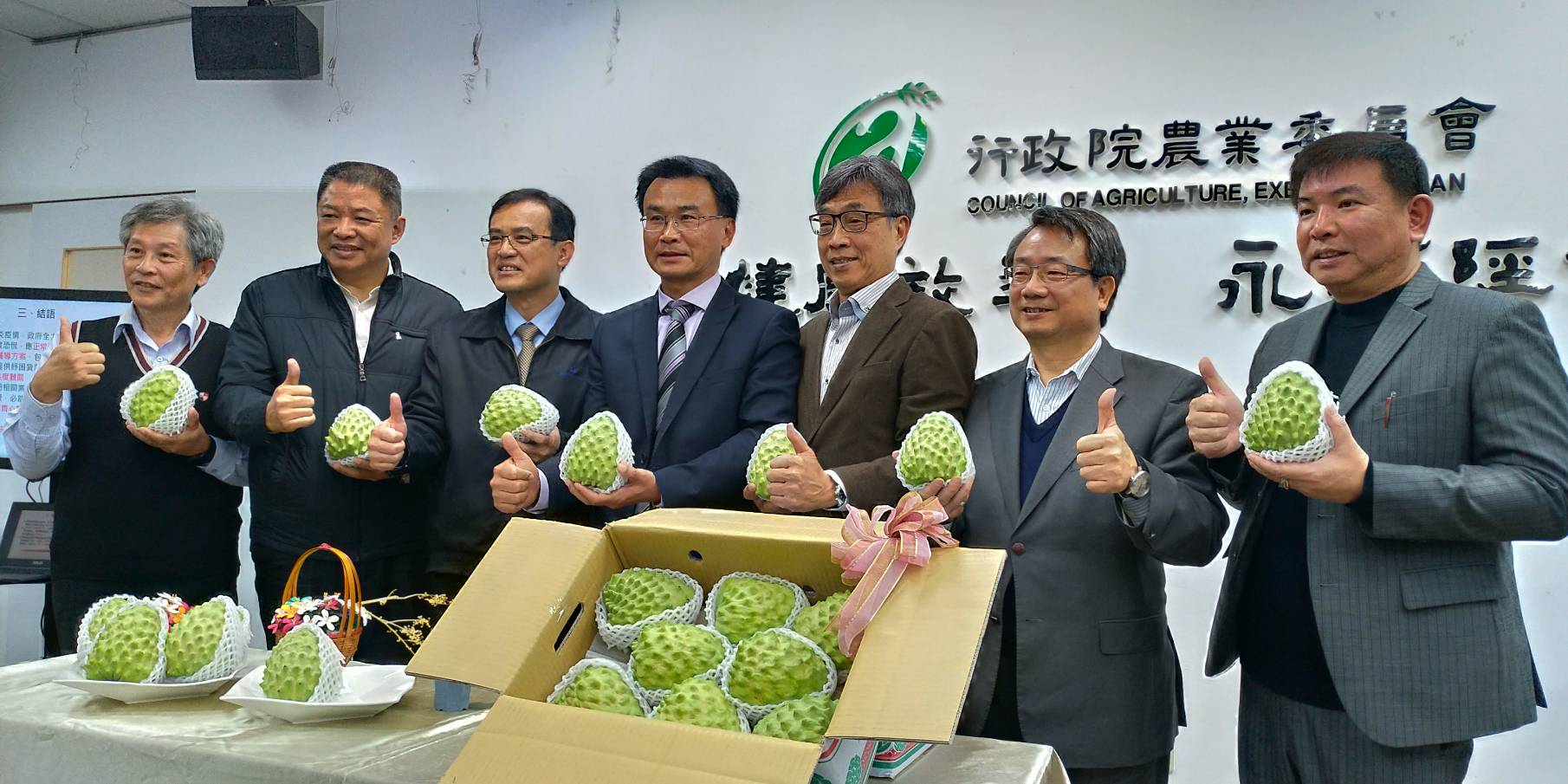 4項農漁產品恐受武漢肺炎衝擊，農委會主委陳吉仲(左四)宣布加碼行銷補助他國。(圖／陳林幸虹 攝)