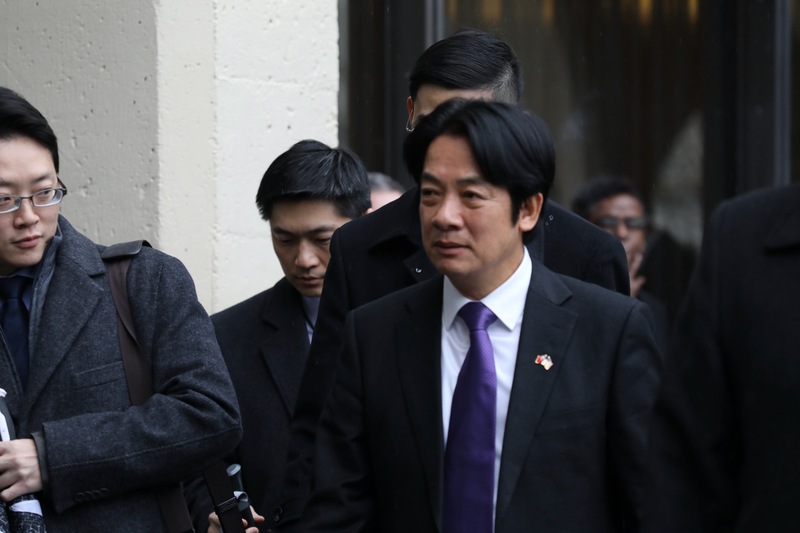 副總統當選人賴清德6日出席華府一年一度的「國家祈禱早餐會」。據了解，賴清德桌位位在會場最前排，隔桌就坐著美國國務卿蓬佩奧。圖為賴清德活動結束步出會場畫面。(圖：中央社)