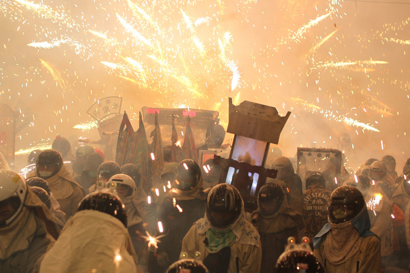 今年鹽水蜂炮改集中施放，不開放民眾入場。圖為去年許多民眾在大型炮城施放時，跟著神轎遶境隊伍體驗被炸射的刺激感。(資料照片/CNA)