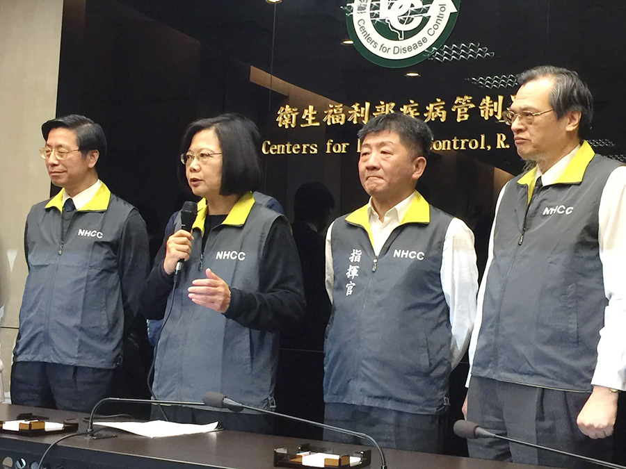蔡英文總統今天(7日)視導中央流行疫情指揮中心。(蕭照平攝)