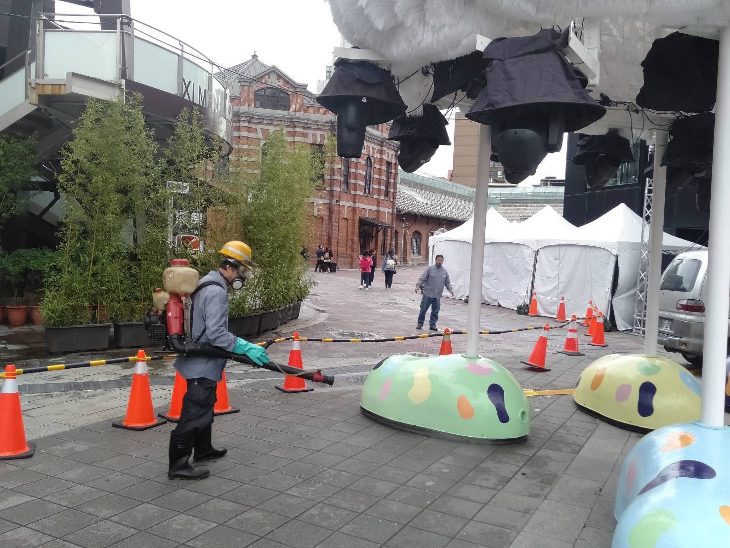 台北市政府衛生局到燈節舉辦區域及市區內大型觀光景點全面消毒。(台北市政府提供)