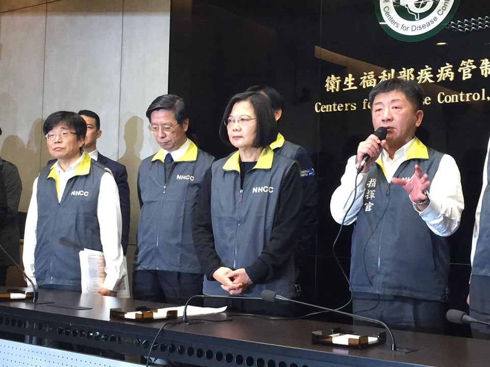 蔡英文總統今天(7日)視導中央流行疫情指揮中心。(蕭照平攝)