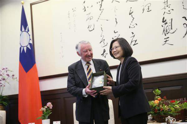 英國國會台英國會小組共同主席羅根勳爵及榮譽會長史蒂爾勳爵(Lord Steel)曾於2017年訪台並與蔡總統相見歡。(圖取自總統府)
