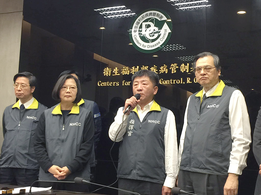 蔡英文總統今天(7日)視導中央流行疫情指揮中心，右二為衛福部長陳時中。(蕭照平攝)