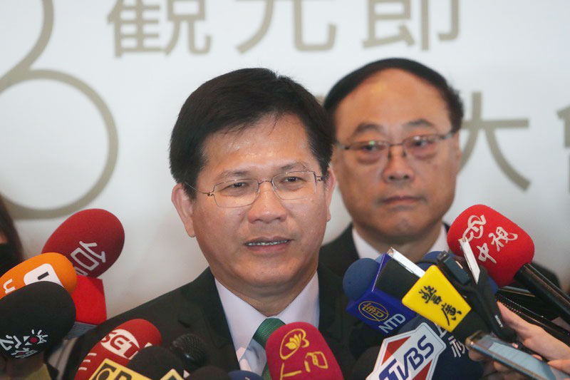 武漢肺炎疫情重創台灣觀光業，交通部長林佳龍今天(7日)傍晚在台中「2020台灣燈會」彩排前，面對媒體關切，指出政府將祭出5項紓困方案，總預算達新台幣44億元。(圖／中央社)