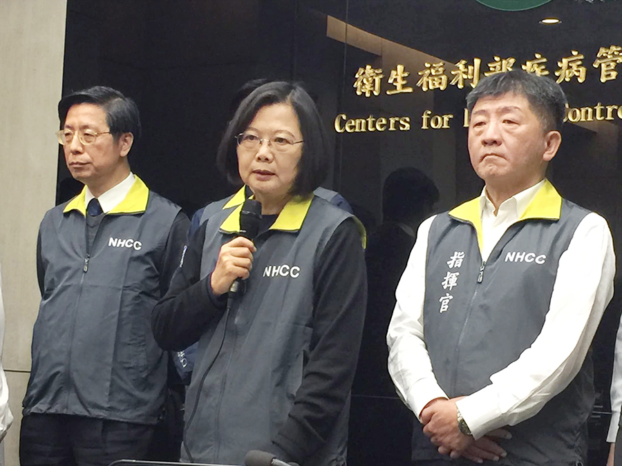 蔡英文總統今天(7日)視導中央流行疫情指揮中心。(蕭照平攝)