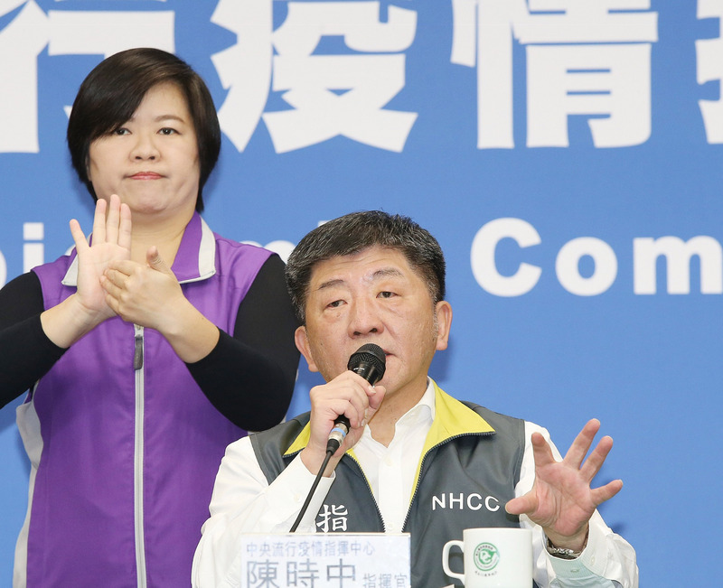 中國武漢肺炎疫情延燒，中央流行疫情指揮中心指揮官、衛福部長陳時中（右）8日宣布新增1例境外移入病例，個案是先前北部50多歲確診夫婦的兒子。(圖:中央社)