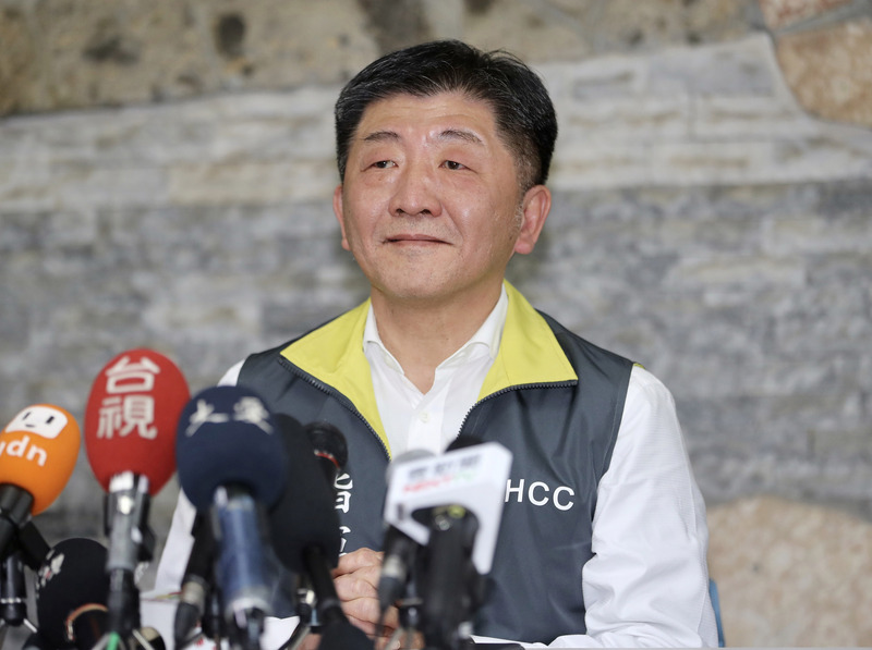 武漢肺炎疫情延燒，檢疫團隊8日針對靠泊基隆港的郵輪「寶瓶星號」部分旅客進行採檢，晚間結果出爐，全為陰性，台灣旅客將可順利返家；衛福部長陳時中出席記者會宣布這項消息，好心情全寫在臉上。(圖：中央社)