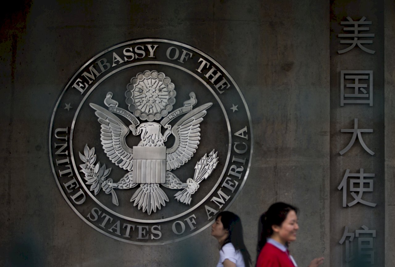 南華早報：美駐中使領館人員擬砍多達10%。(AP/達志影像)