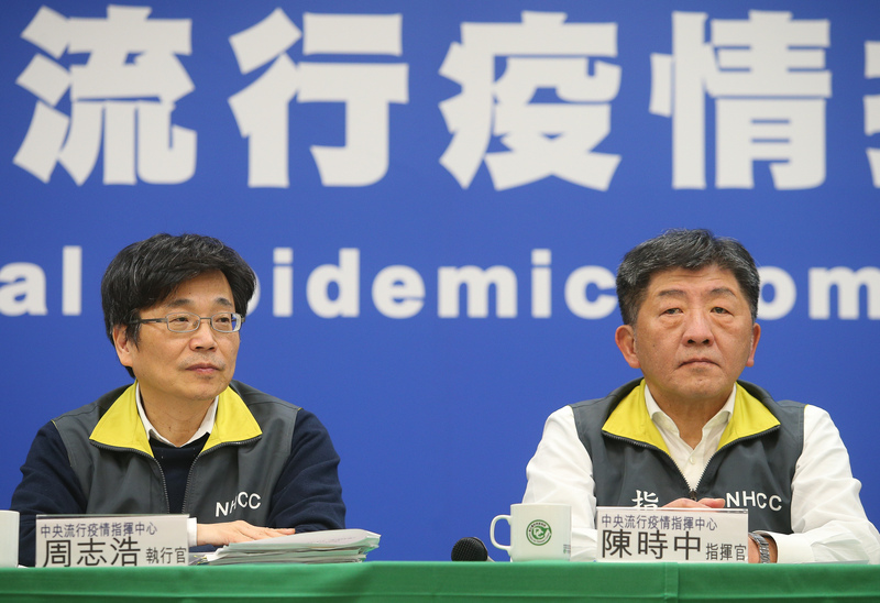 武漢肺炎延燒，中央流行疫情指揮中心指揮官陳時中（右）、執行官周志浩（左）9日宣布新增1例病例。（中央社）