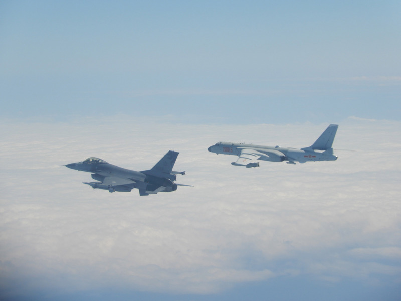 共軍殲11、空警500、轟6（右）等型機，9日上午11時許經巴士海峽由西太平洋進入宮古水道飛返原駐地，並執行遠海長航訓練，國軍F-16戰機（左）則緊急起飛監控伴飛。（國防部提供）
