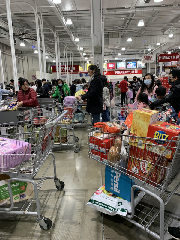 好市多進口綜合莓驗出A肝病毒，商品已下架並啟動退貨機制。圖為好市多結帳櫃台。(資料照/民眾提供/圖：中央社)