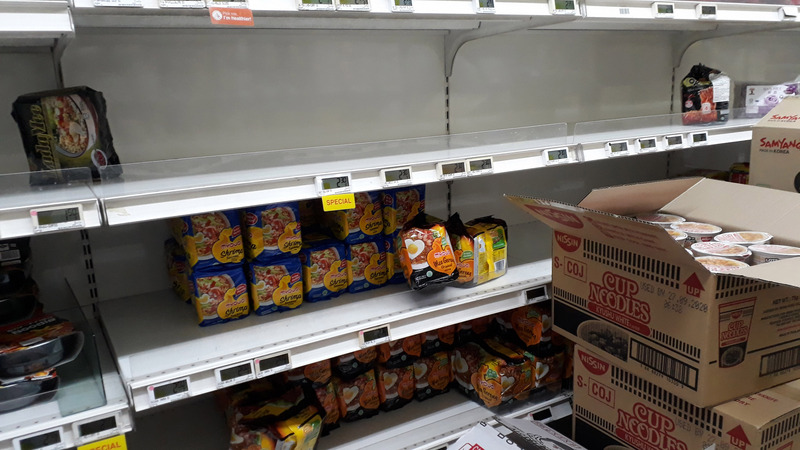 新加坡職總平價超市從9日起限制紙類產品、米、速食麵與蔬菜購買數量，希望消費者莫囤積貨物，圖為超市貨架上的速食麵。(圖:中央社)