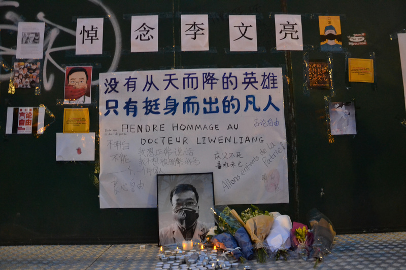 超過50名旅法中國學生與中國僑民9日晚間聚集在巴士底廣場旁，為揭露武漢肺炎疫情的李文亮醫生舉行追思。現場除蠟燭、鮮花外，更有「言論自由」、「我想正常說話」等標語，希望事件能帶來改變。(圖:中央社)