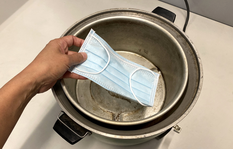 因應武漢肺炎疫情，口罩供不應求，學者檢測證實利用電鍋乾蒸法，可讓口罩起死回生重複使用，但使用5次後過濾效力減損就需丟棄。(圖:中央社)