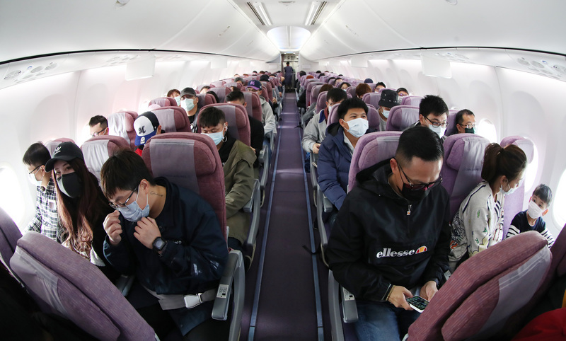 受武漢肺炎疫情衝擊，航空機組人員身穿防護衣、乘客出示健康證明、被強制要求佩戴口罩以及辦理登機時間更長，可能將成民眾航空旅行的新常態。(中央社資料照)