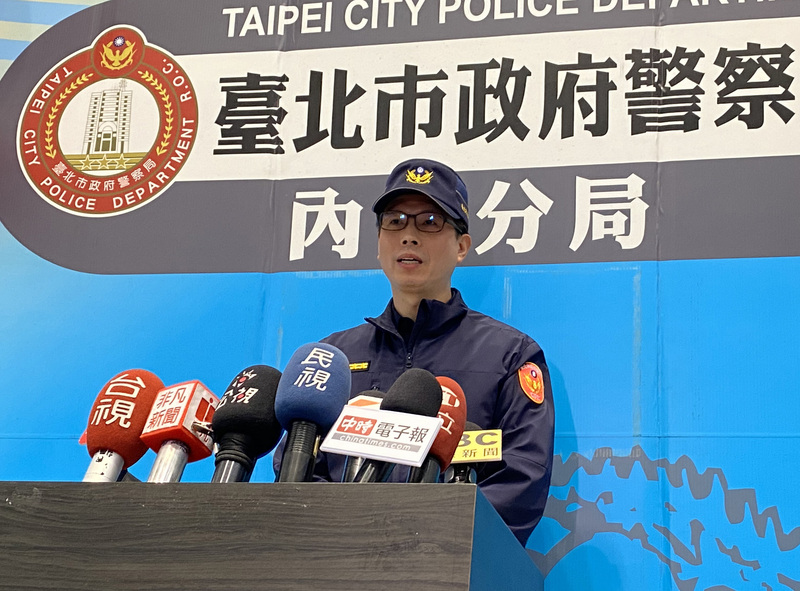 網路流傳武漢肺炎確診及疑似確診病患資料，北市警察局內湖分局立即組專案小組調查，發現是轄內一名廖姓副所長翻拍資料轉傳流出，內湖分局副分局長郭大恆10日表示，全案依法送辦並將廖男記一大過處分。(圖：中央社)