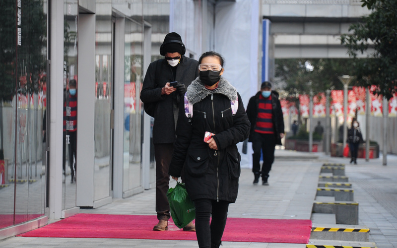 圖為上海一名戴上護目鏡的民眾。(資料照片/CNA)