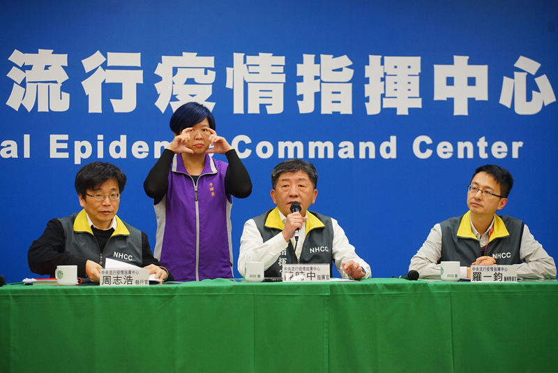 中央流行疫情指揮中心11日宣布，即日起提升香港、澳門、新加坡以及泰國的旅遊疫情建議等級。(圖：中央社)