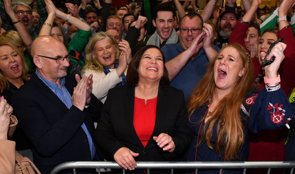 愛爾蘭大選，新芬黨躍升最受支持政黨。新芬黨領袖麥唐納(Mary Lou McDonald,中)與支持者歡慶。 (AFP)