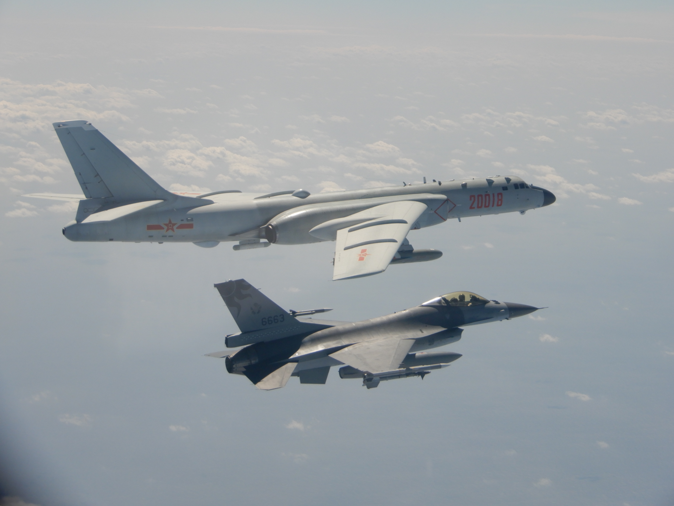 空軍F-16戰機監控共軍轟六。(國防部提供)