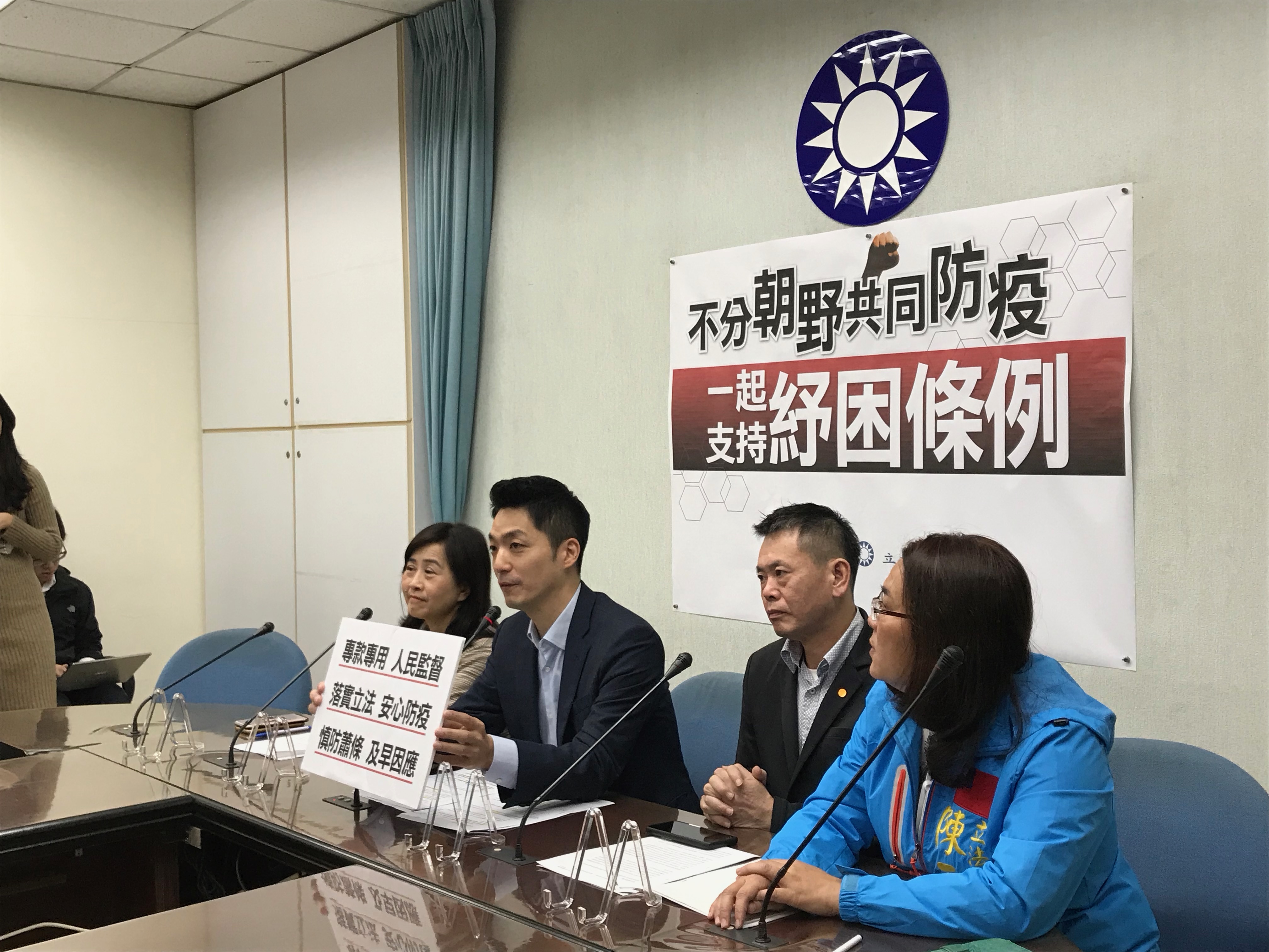 武漢肺炎疫情嚴峻，對台灣觀光等產業也造成巨大衝擊。國民黨立法院黨團今天(10日)提出「2019新型冠狀病毒紓困暨獎勵暫行條例草案」，編列500億元特別預算提供產業紓困補貼。(鄭舲攝)