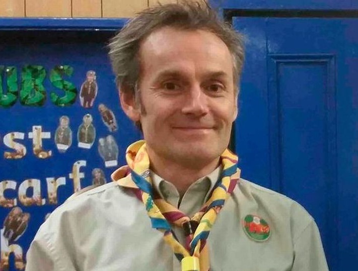 英國男子華爾希在新加坡染上2019新型冠狀病毒後，先前往法國、再回到英國確診，沿途傳染給11個人。(圖取自推特)