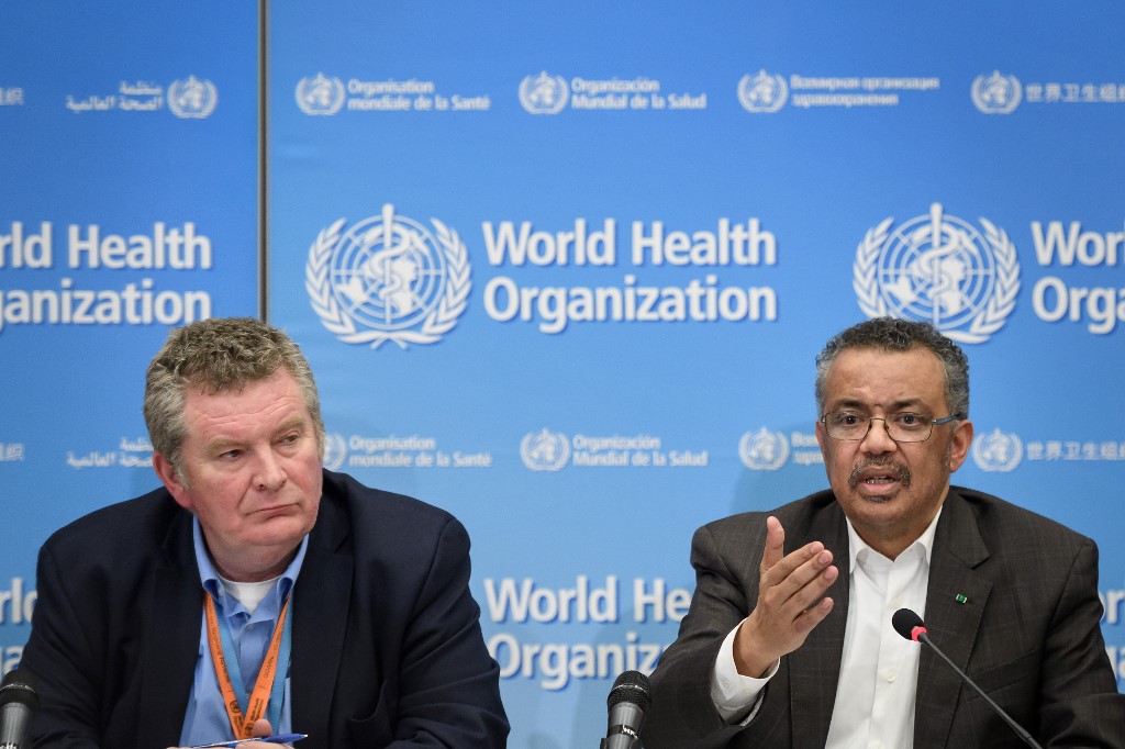世衛秘書長譚德塞(Tedros Adhanom Ghebreyesus,右)與世衛公共衛生緊急計畫執行主任萊恩(Michael Ryan)。 (AFP)