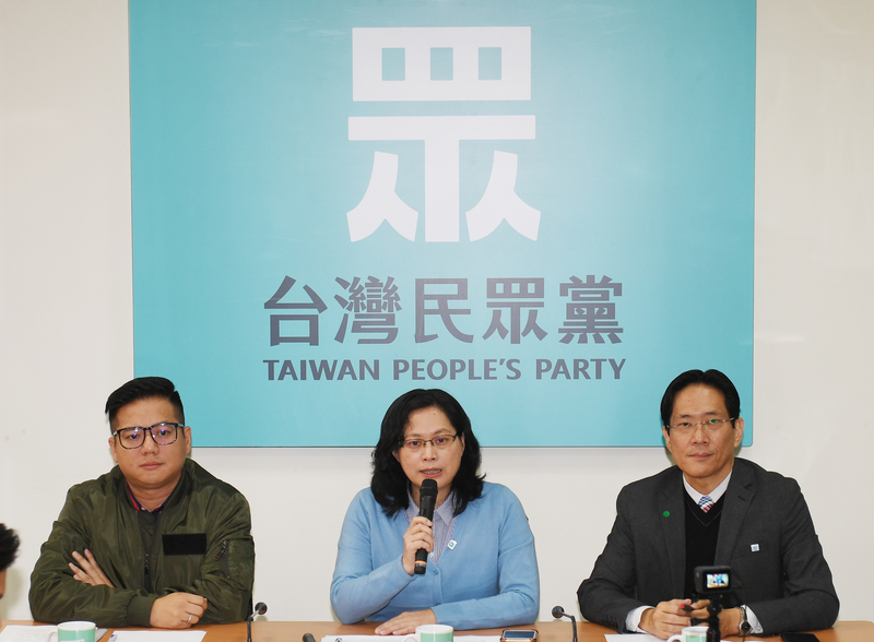 民眾黨立委邱臣遠（左起）、賴香伶、張其祿11日在黨團舉行「防疫紓困 勞工產業都要救」記者會，指出防疫紓困應採追加預算方式為原則，可不排擠原有預算，又能讓國會有效監督。(圖：中央社)
