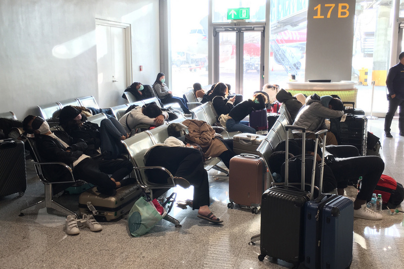 菲律賓因應武漢肺炎疫情，10日晚間宣布「臨時旅行禁令」，將台灣與中國、香港、澳門旅客都列入禁止入境。許多台灣民眾只能在菲律賓的機場過夜，11日上午再搭機返台。（旅客提供）