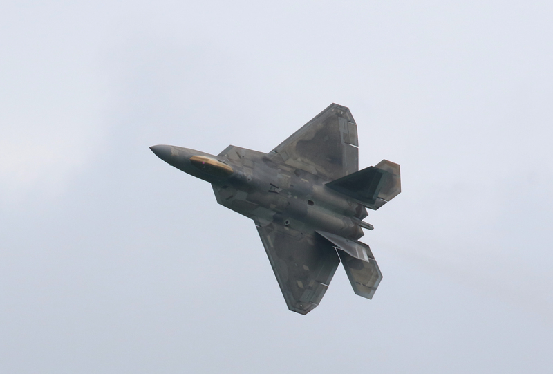 新加坡航空展11日登場，美國F-22戰機首次在東南亞進行單機特技表演。(圖：中央社)