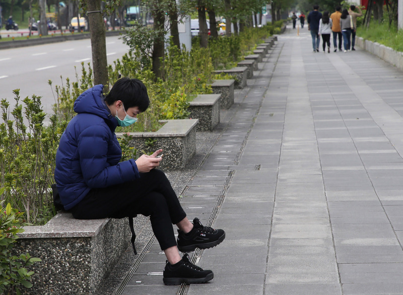 武漢肺炎蔓延，不少民眾外出配戴口罩，保持警覺。(資料照片/中央社)