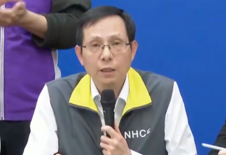 陸委會法政處長蔡志儒11日在中央流行疫情指揮中心例行記者會上說明陸委會最新防疫措施。(江昭倫攝)