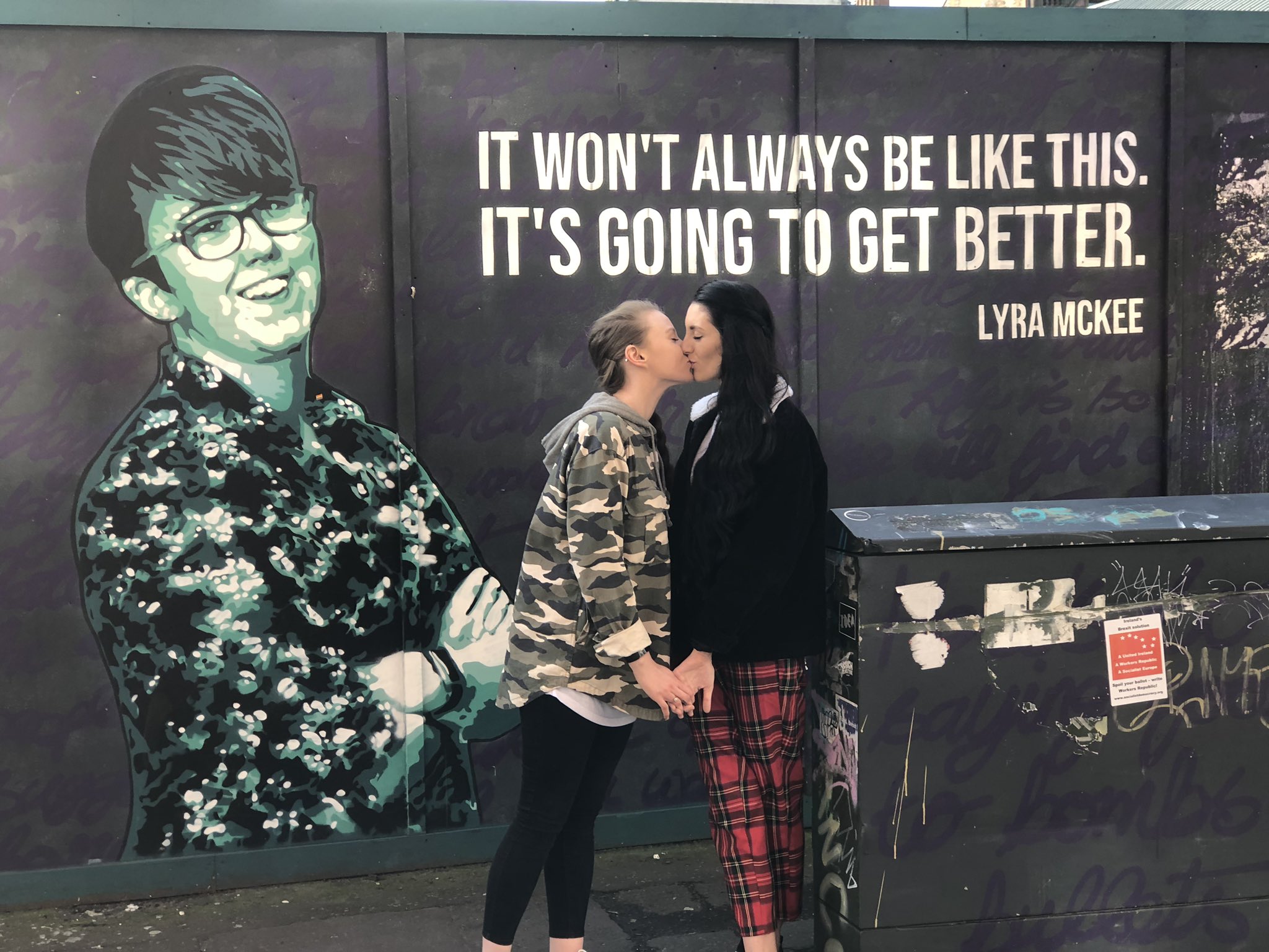 北愛第一對結婚的同性伴侶26歲的匹柏斯(Robyn Peoples)(左)和27歲的愛德華(Sharni Edwards) (推特)