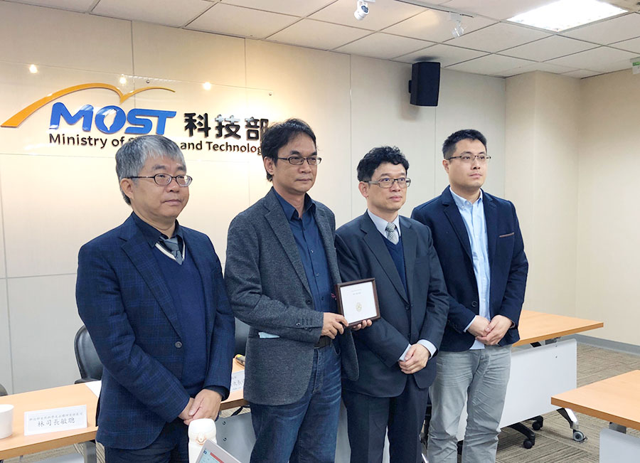 台大、台科大、東海大學組成的跨校際團隊，發現超薄的原子層材料石墨烯，可幫助太陽光產生潔淨氫能，相當具有商業發展價值。(楊文君攝)