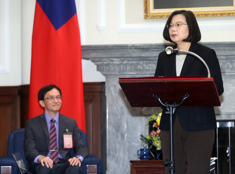 總統蔡英文（右）12日在總統府接見108年資訊月傑出資訊人才得獎者暨活動主辦單位，蔡總統致詞時說，台灣善用科技因應武漢肺炎疫情，此外，上週政府特別用細胞簡訊提醒北北基民眾需要注意的防疫資訊；台灣時時刻刻做好準備，因應多變時局。(圖：中央社)