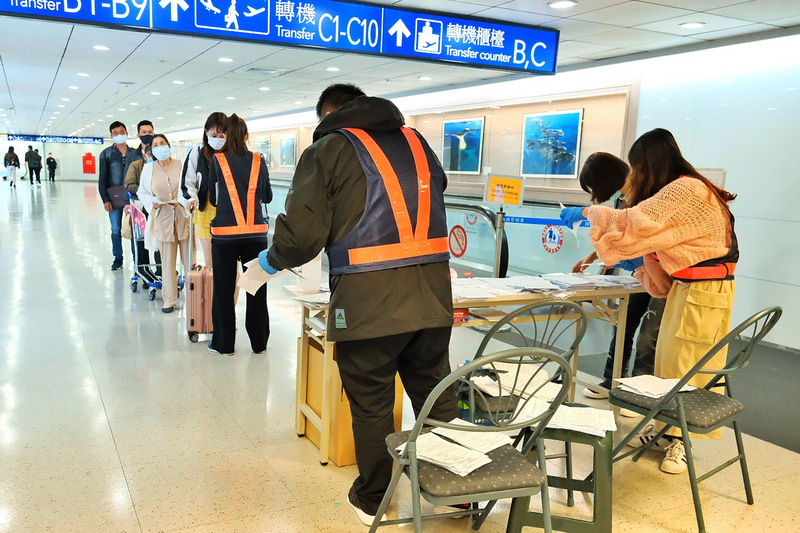 衛福部疾管署11日起執行所有入境旅客都需填寫繳交健康聲明卡的措施。（圖:中央社）