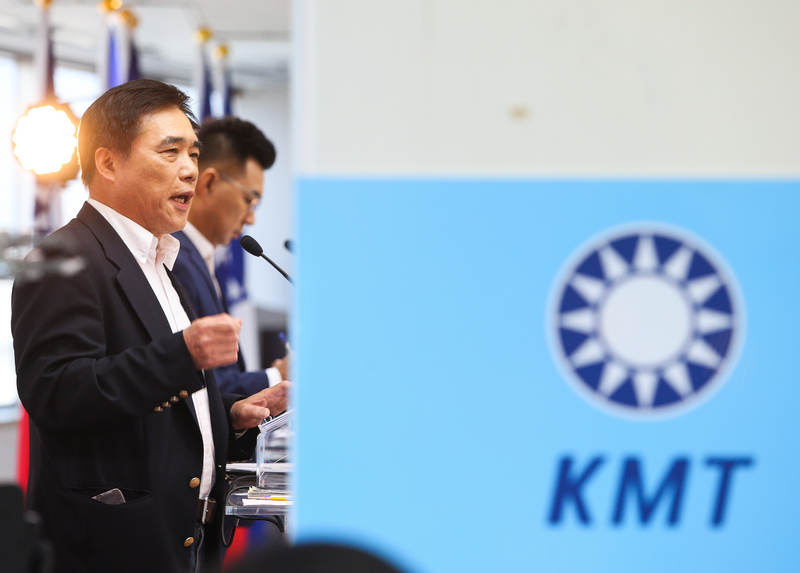 國民黨將於3月7日舉行黨主席補選投票，圖為兩名參選人、前副主席郝龍斌（前）與立委江啟臣（後）。（中央社）