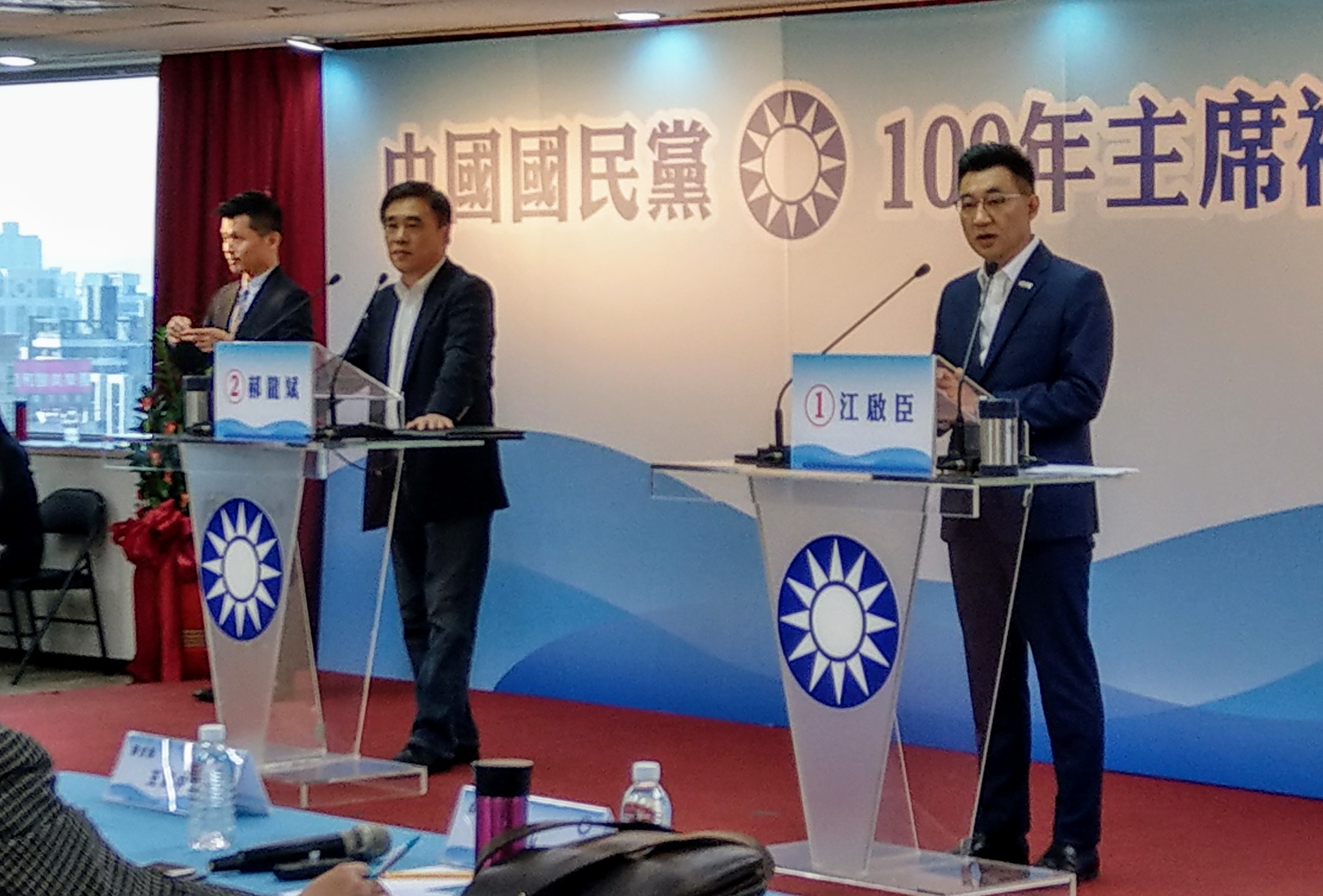 國民黨12日下午舉行黨主席補選政見會，左為郝龍斌，右為江啟臣。(劉品希 攝)