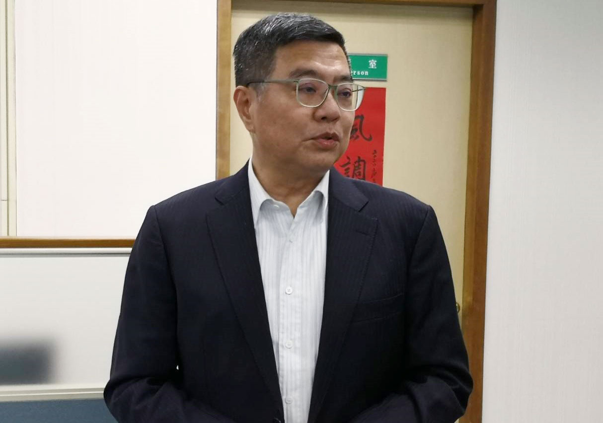 民進黨主席卓榮泰呼籲，在疫情控制下來之前，國人仍須戒慎恐懼，相信專業、配合中央政府的指揮。（劉玉秋 攝）