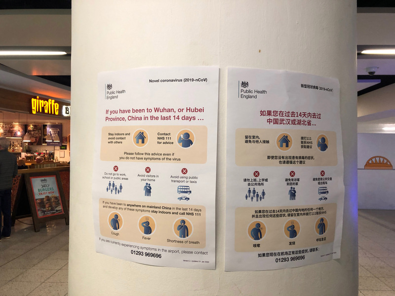 丹麥計劃推出疫苗護照，讓商務旅遊恢復正常。英國等多國則要求入境旅客要檢附72小時以內的檢驗陰性報告。圖為英國蓋威克機場防疫海報。(資料照 / 圖:中央社)