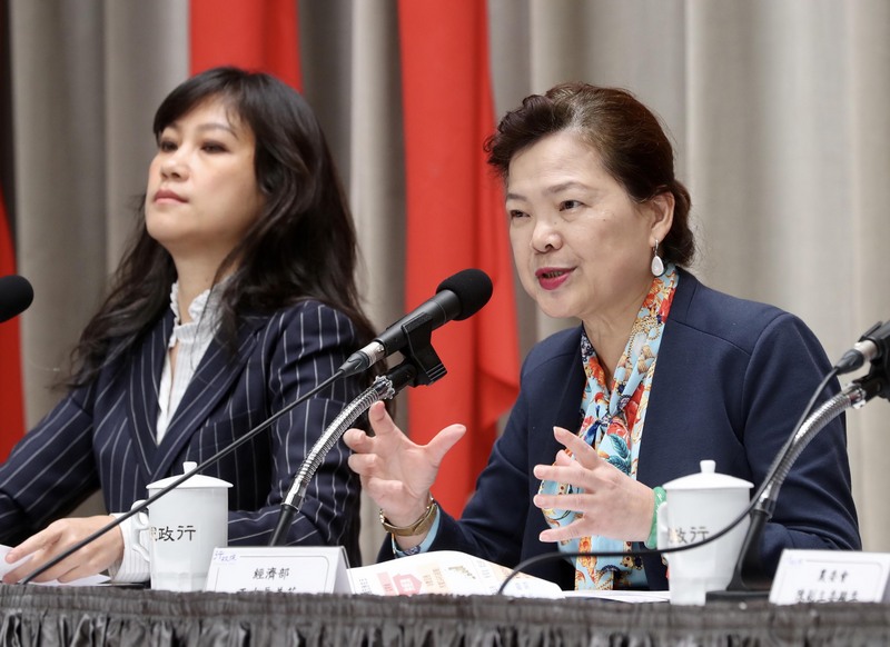 因應武漢肺炎疫情的口罩需求，經濟部次長王美花（右）13日出席行政院會後記者會時表示，口罩禁止出口將延長到4月底，政府徵用口罩也會同步延長到4月底。(圖:中央社)