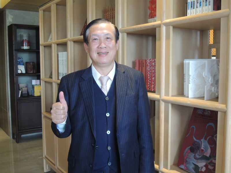全國商業總會理事長賴正鎰認為，疫情已逐步趨緩，若到6月後，能持續維持零確診，將激勵民眾出門消費，讓經濟慢慢回歸常軌，景氣有望呈現U型反彈，甚至在第3季、第4季出現報復性消費，屆時有望減緩前兩季低迷景氣。(圖：中央社)