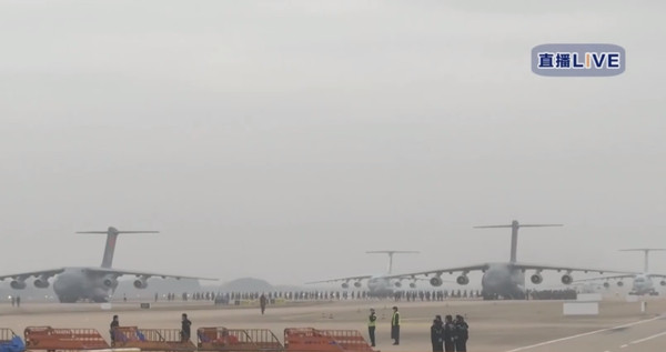 運-20運輸機抵達武漢。（圖／翻攝自央視）