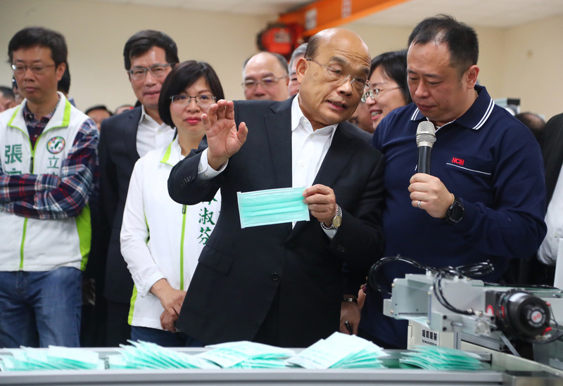 行政院長蘇貞昌（前右2）14日到新北鶯歌權和機械有限公司，視察口罩生產設備新機組運作情形。(圖:中央社)