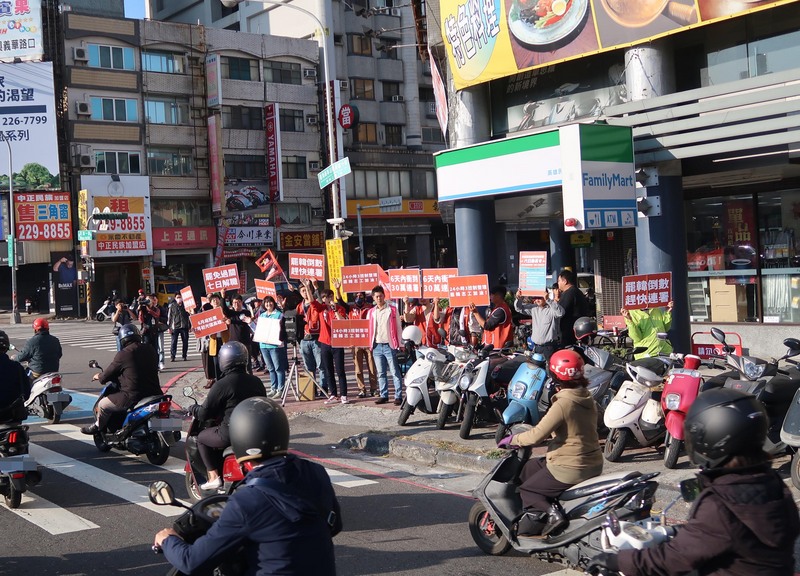 罷韓團體今天(22日)預告第二階段連署明天可衝破48萬份。圖為罷韓公民團體日前在街口宣傳罷免案。(圖：中央社資料照片)