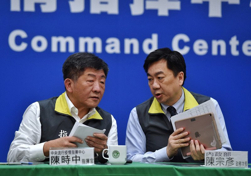 14日出席中央流行疫情指揮中心記者會的內政部次長陳宗彥表示，近期將把入境須填寫的健康聲明書改為電子版，登機前就要完成填寫，一旦入境台灣取得憑證後才能入境。(圖：中央社)