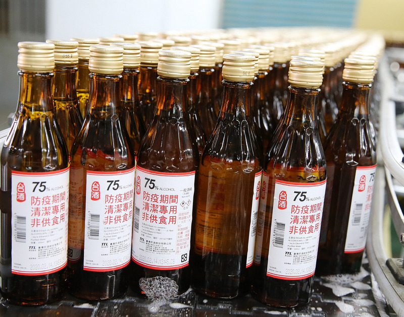 因應武漢肺炎疫情延燒，防疫用的75%酒精等物資需求大增，台酒也為防疫需求配合調整生產線、協調客戶供應防疫酒精。(圖：中央社)